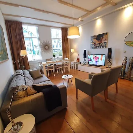 Canal House 8 Person Holiday home Leidschendam