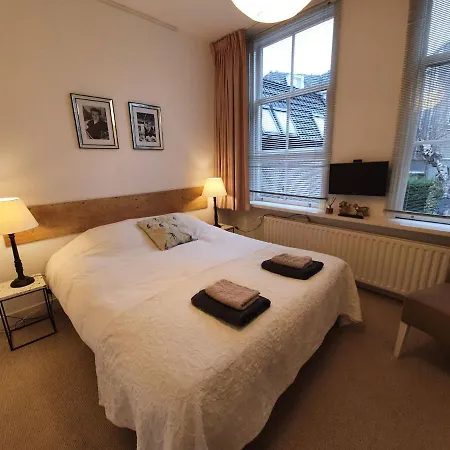Canal House 8 Person Holiday home
