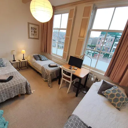 Canal House 8 Person Holiday home